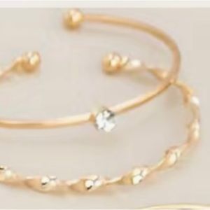 🌹 $10 or two for $12. Gold plated . Bangle